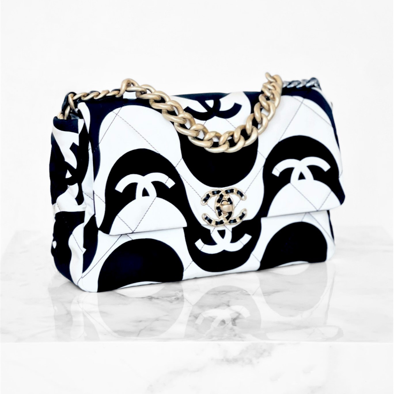 chanel 19 flap bag black and white